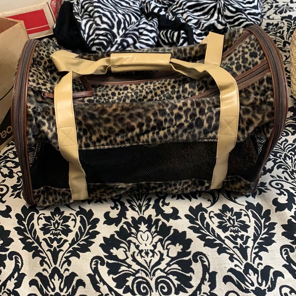 Cat carrier🏷️